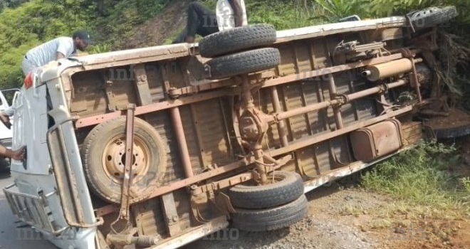 Ndjolé&nbsp;: Un véhicule technique de Radio Gabon termine sa course les 6 roues en l’air