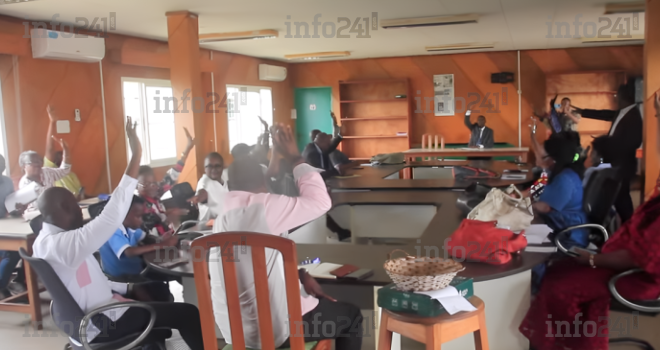 UOB&nbsp;: Les profs en colère crient à la mauvaise gouvernance et exigent leurs 565 millions de dette